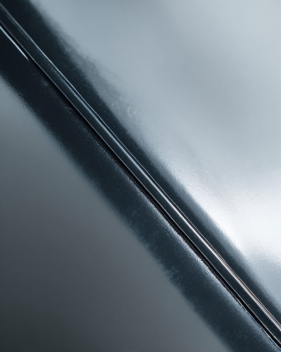 Macro de la membrane TPU étanche utilisée pour encapsuler le PCM TerraKool, texture matte anthracite
